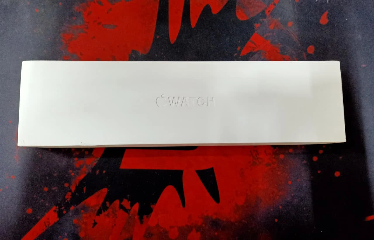 Apple Watch Series 7 (GPS, 41mm) Midnight Aluminium Case in use