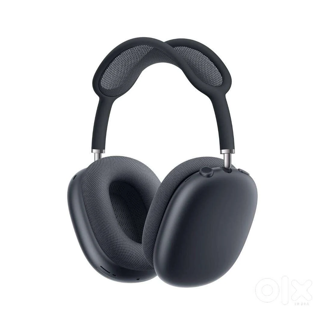 Apple AirPods Max 2 Midnight in use